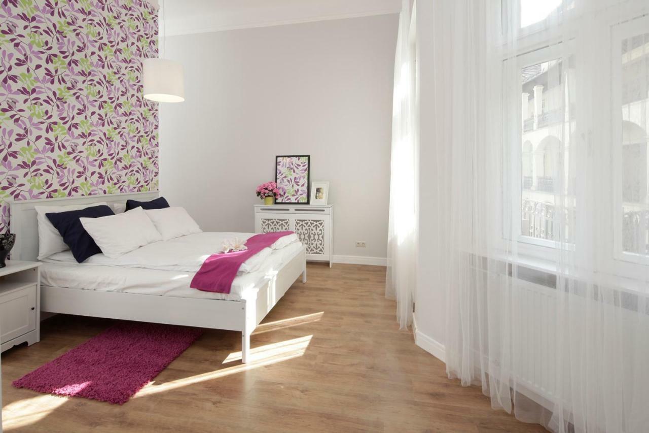 Urban Haven - 3 Beds, 3 Baths, Free Parking, Near Market Apartmán