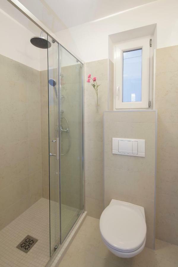 Urban Haven - 3 Beds, 3 Baths, Free Parking, Near Market