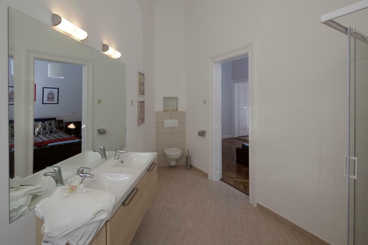 Urban Haven - 3 Beds, 3 Baths, Free Parking, Near Market Apartmán