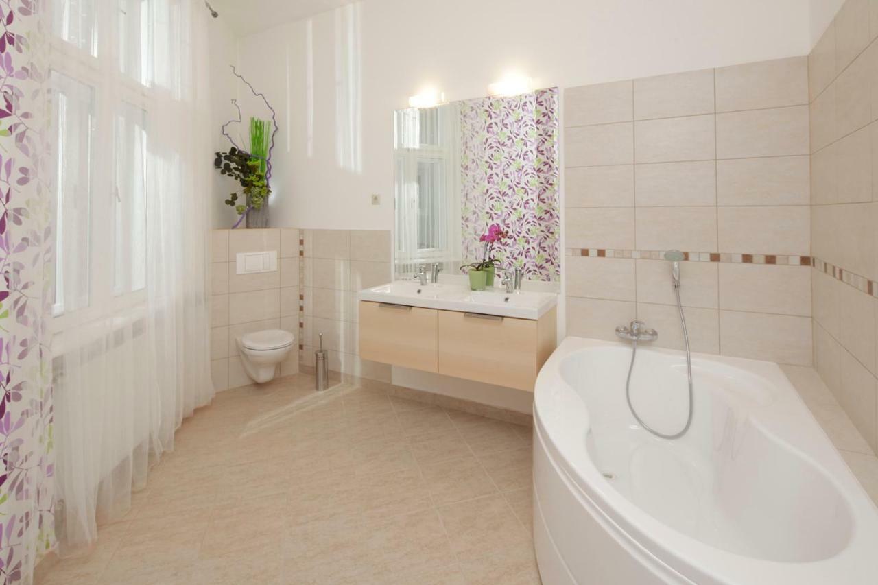 Urban Haven - 3 Beds, 3 Baths, Free Parking, Near Market Budapest