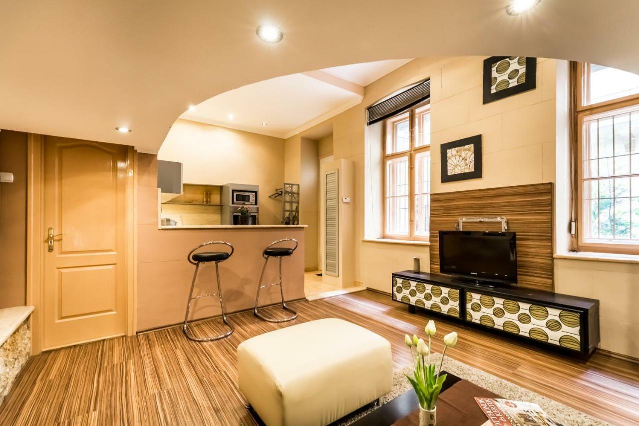 Stones And Wood With Ac Budapest