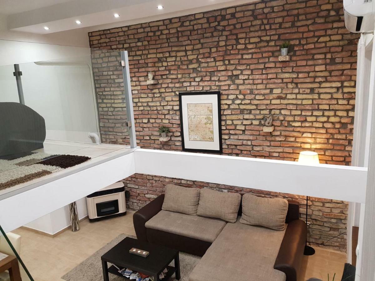 Beige & Brown Apartment *