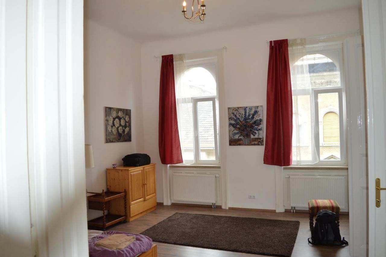 Flower Apartment *