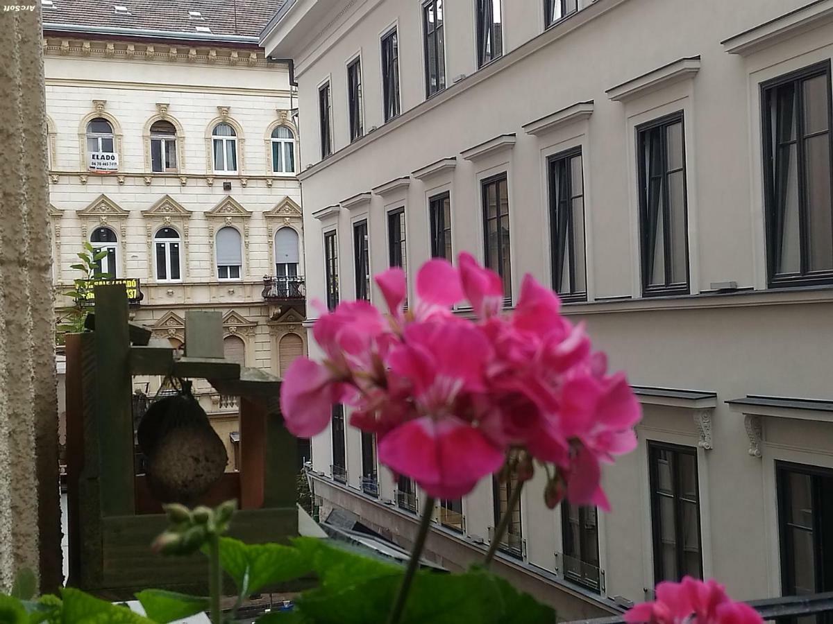 3 Bedrooms Suite, 2 Bathrooms, Balcony At Opera Apartment