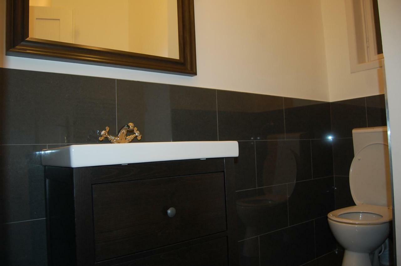 3 Bedrooms Suite, 2 Bathrooms, Balcony At Opera Apartment