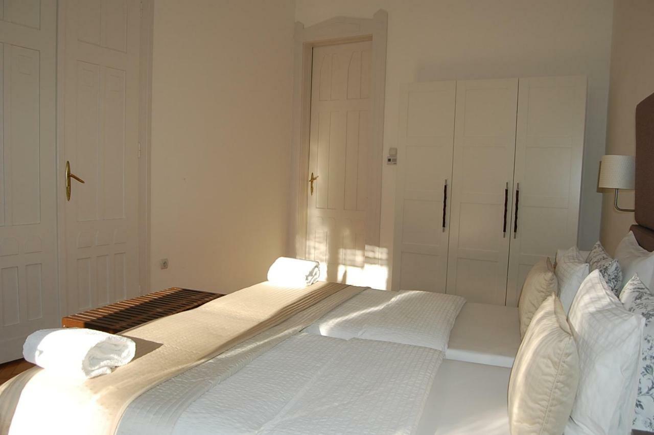 3 Bedrooms Suite, 2 Bathrooms, Balcony At Opera *