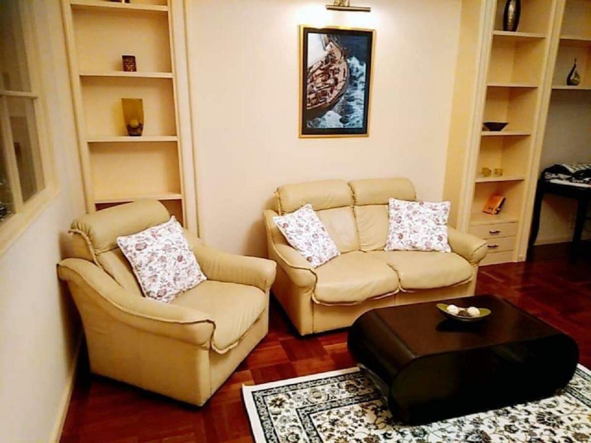Stollar Business Style At Parliament Appartement