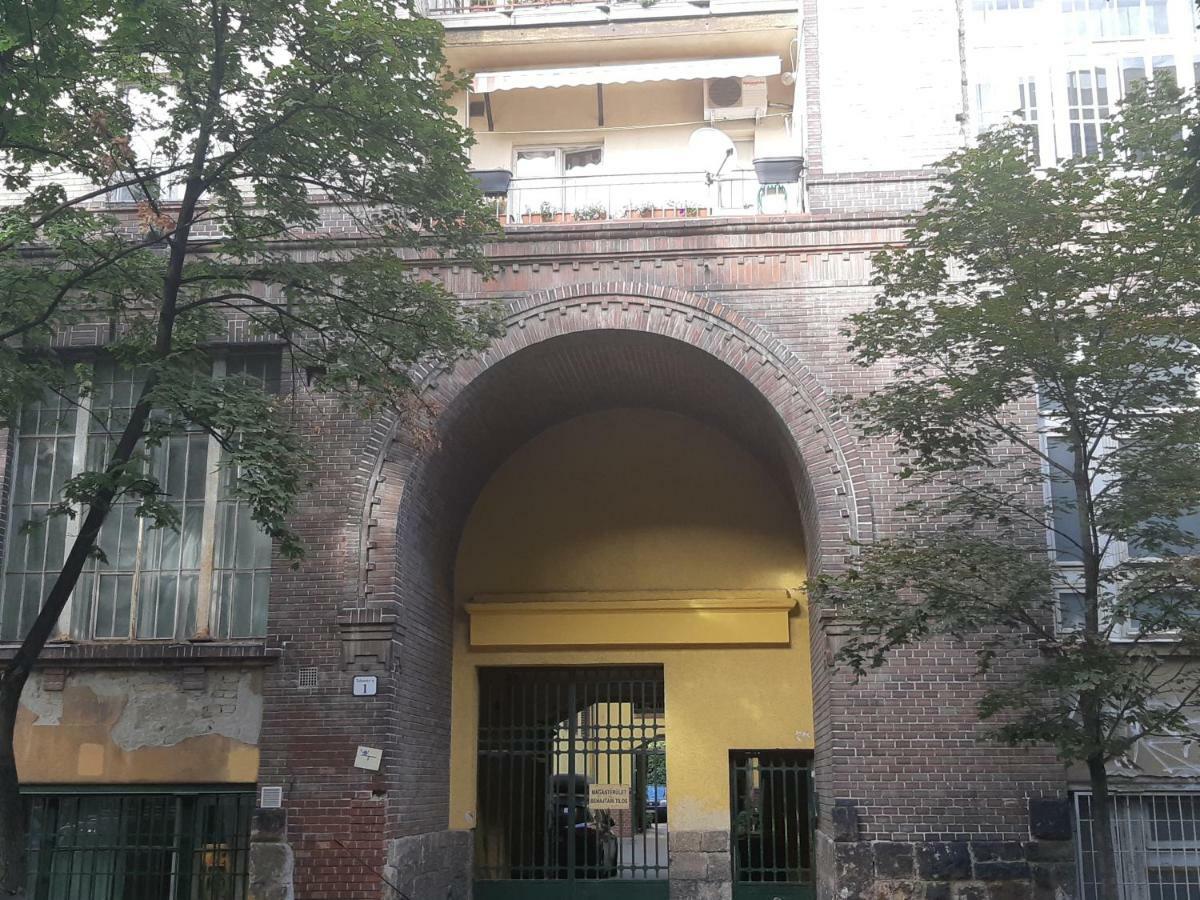 2 Bedroom Near Heroes Square Lägenhet