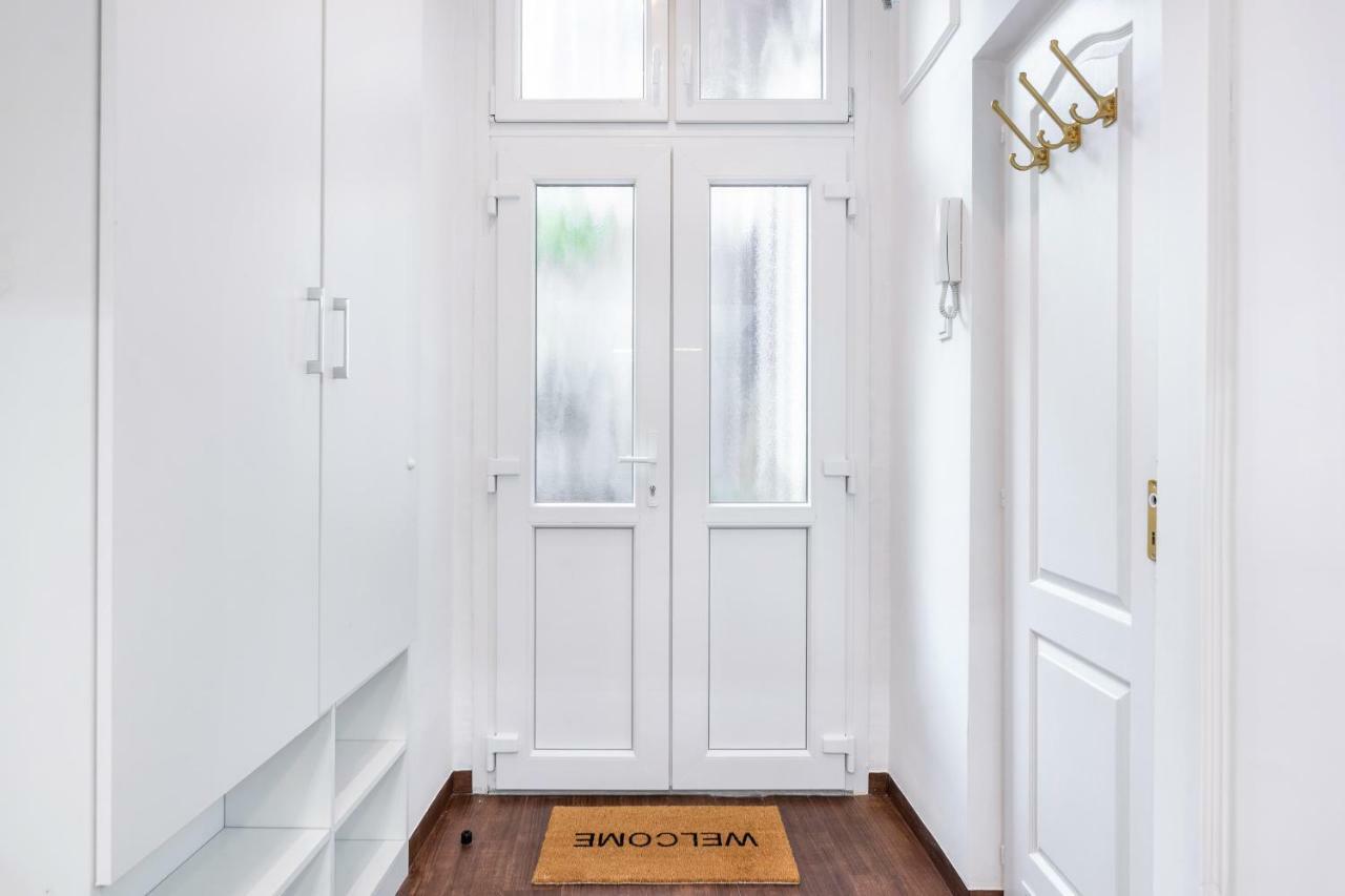 Kalvin Square Elite 4you With Sauna, Aircon, Ceiling Mirror Budapest