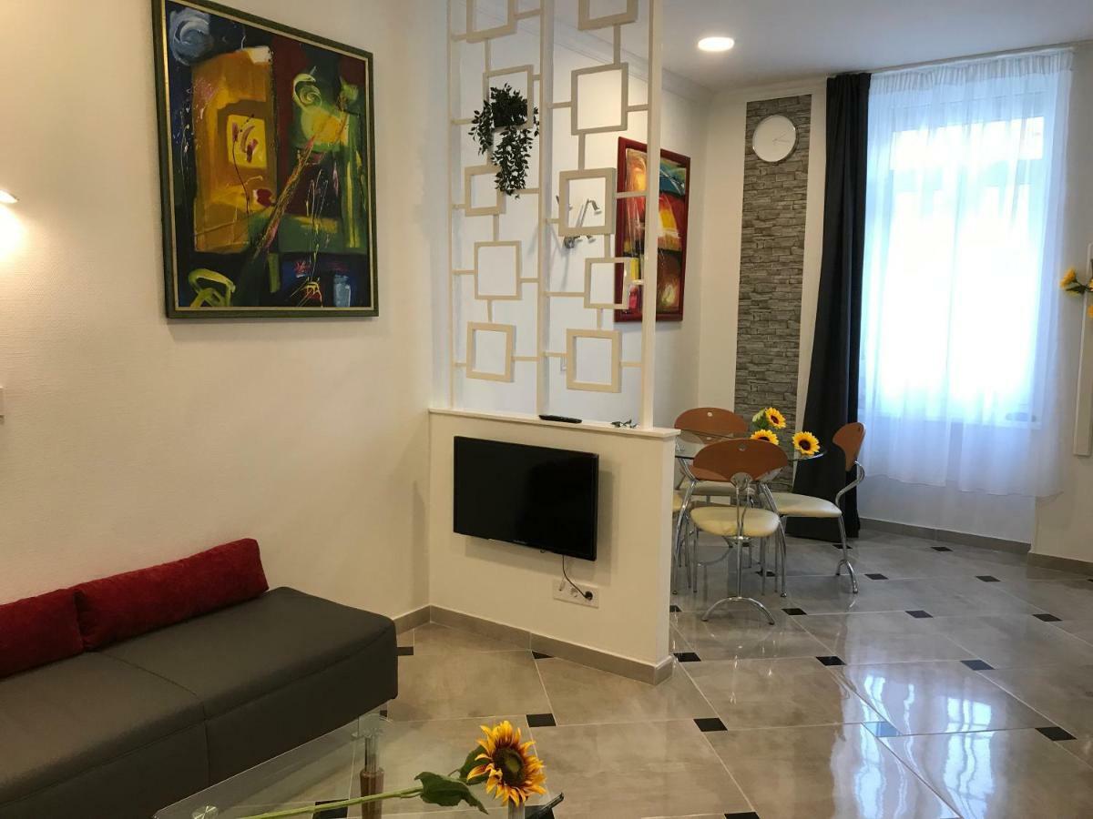 Sunflowers Apartment