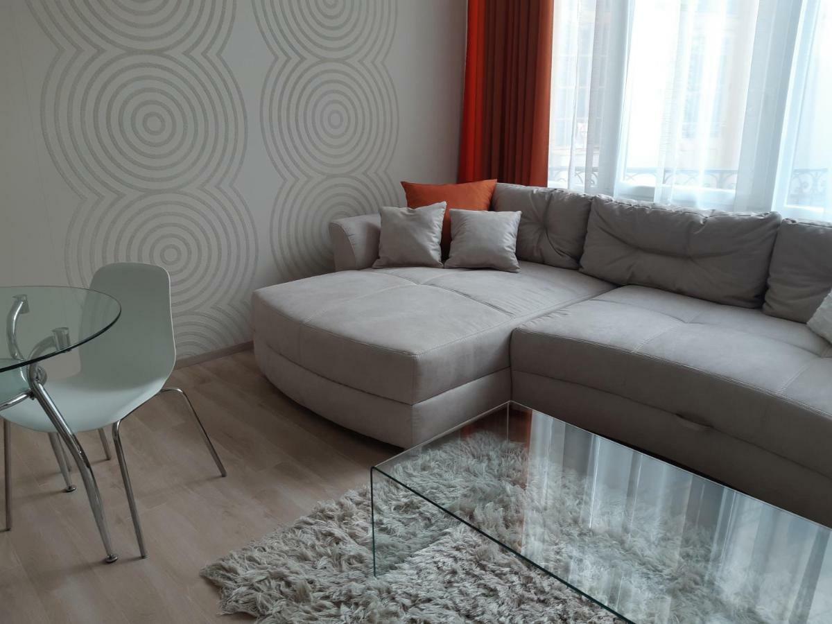 Apartman Modern, Quiet & Cozy In The Middle Of Downtown Near Danube At Fashion Street *