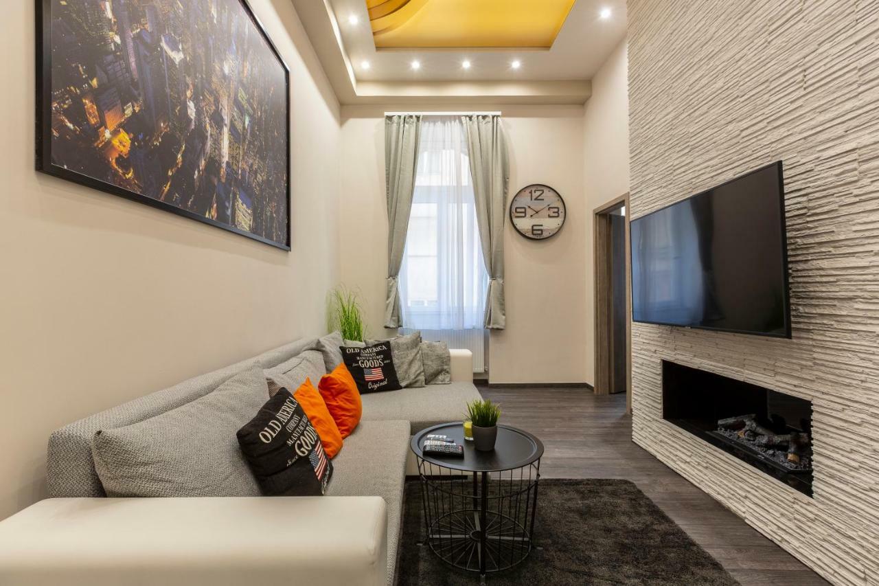 Deluxe Downtown 2 Bedrm, 2 Bathrm Apartment *