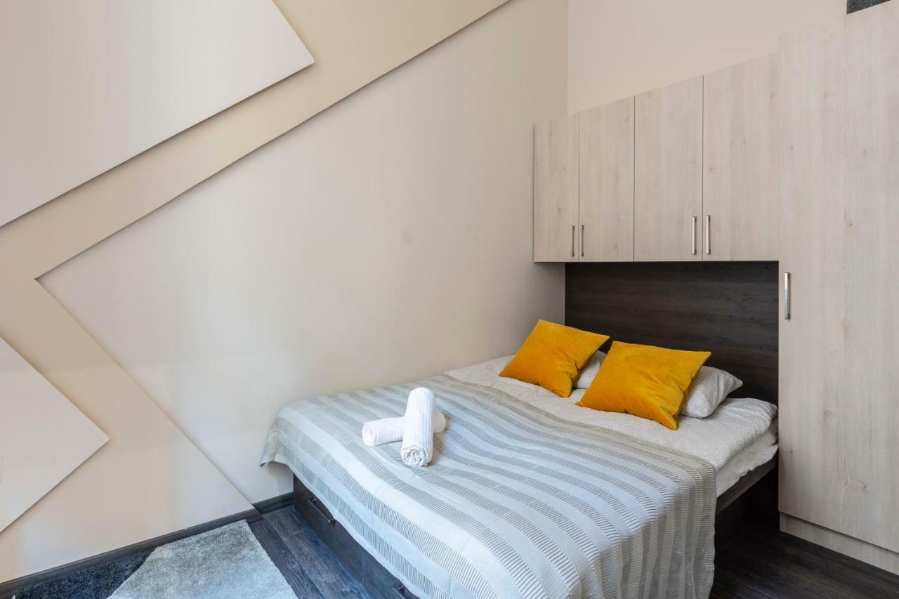 Deluxe Downtown 2 Bedrm, 2 Bathrm Apartment