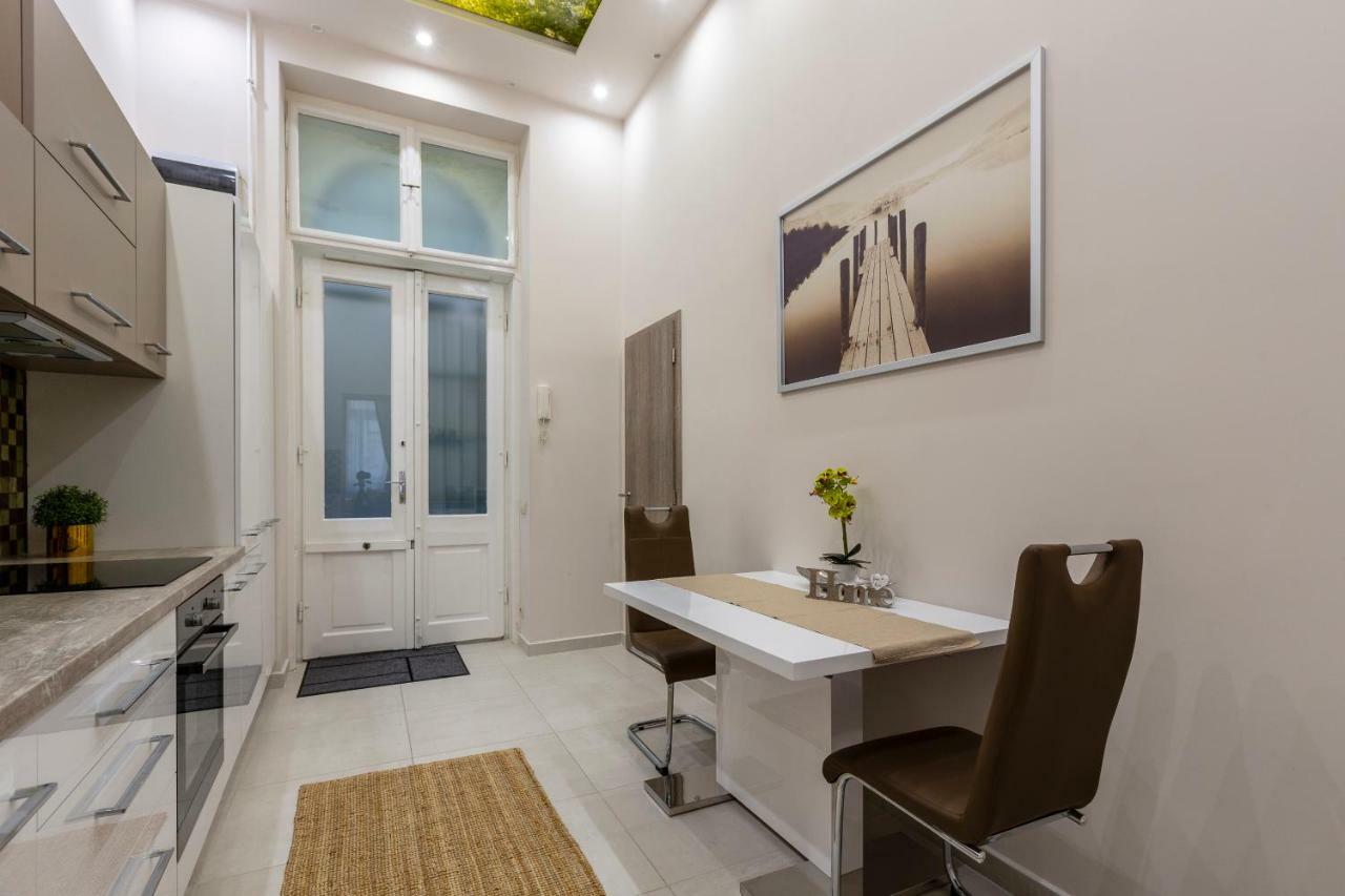 Deluxe Downtown 2 Bedrm, 2 Bathrm Apartment Budapest