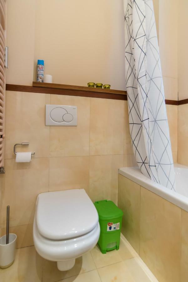Stollar Business Style At Parliament Appartement