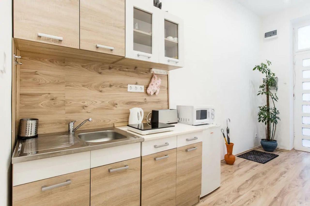 Free Garage!!! Downtown Near The New York Coffee House * Budapest