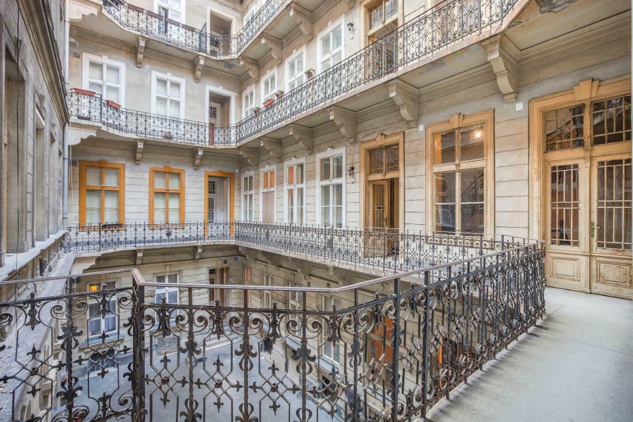 Silver Apartment *