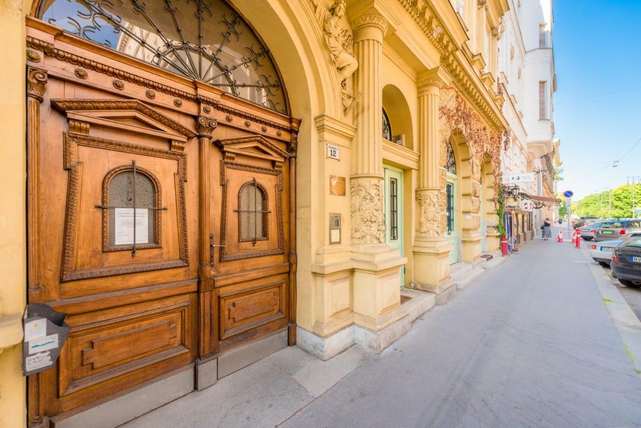 Oasis - Liberty Square * Budapest