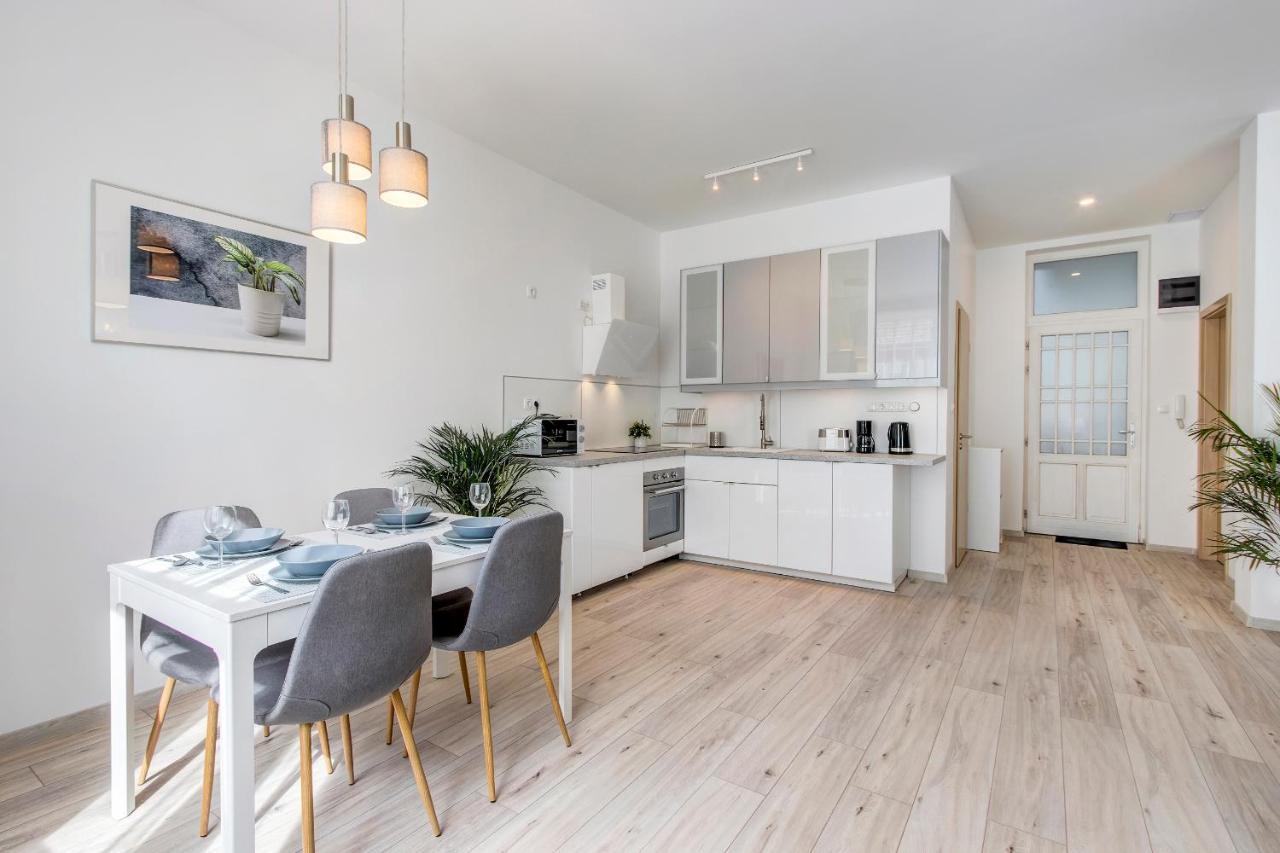 Rozsa Apartament *