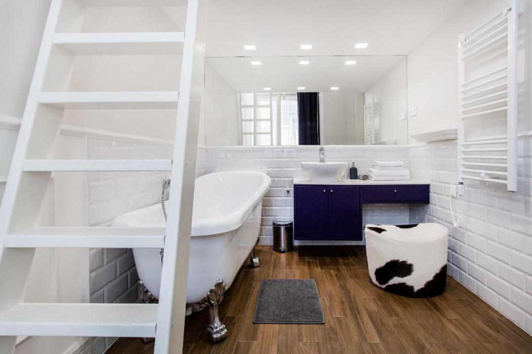 Opera With Free Parking, 2br2ba, Ac