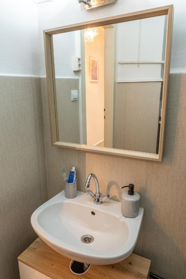 Sweet Studio With Art In The Heart Of Apartmán