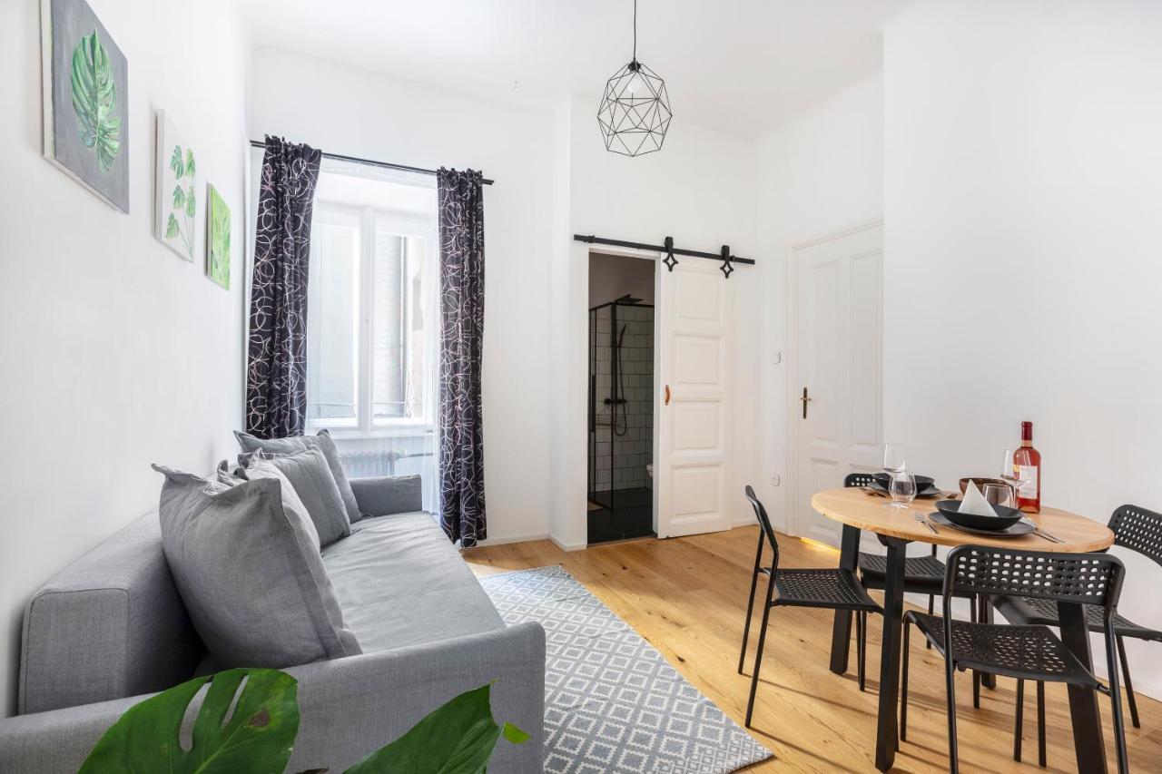 Freshly Refurbished, Stylish In The Center Of Apartment