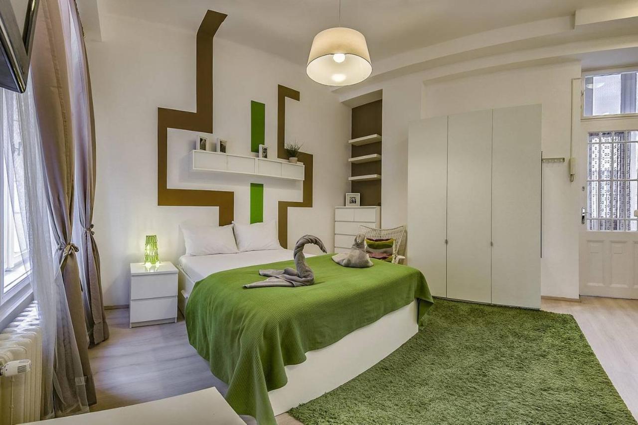 Your Frisky In The Iconic Vaci Street * Budapest