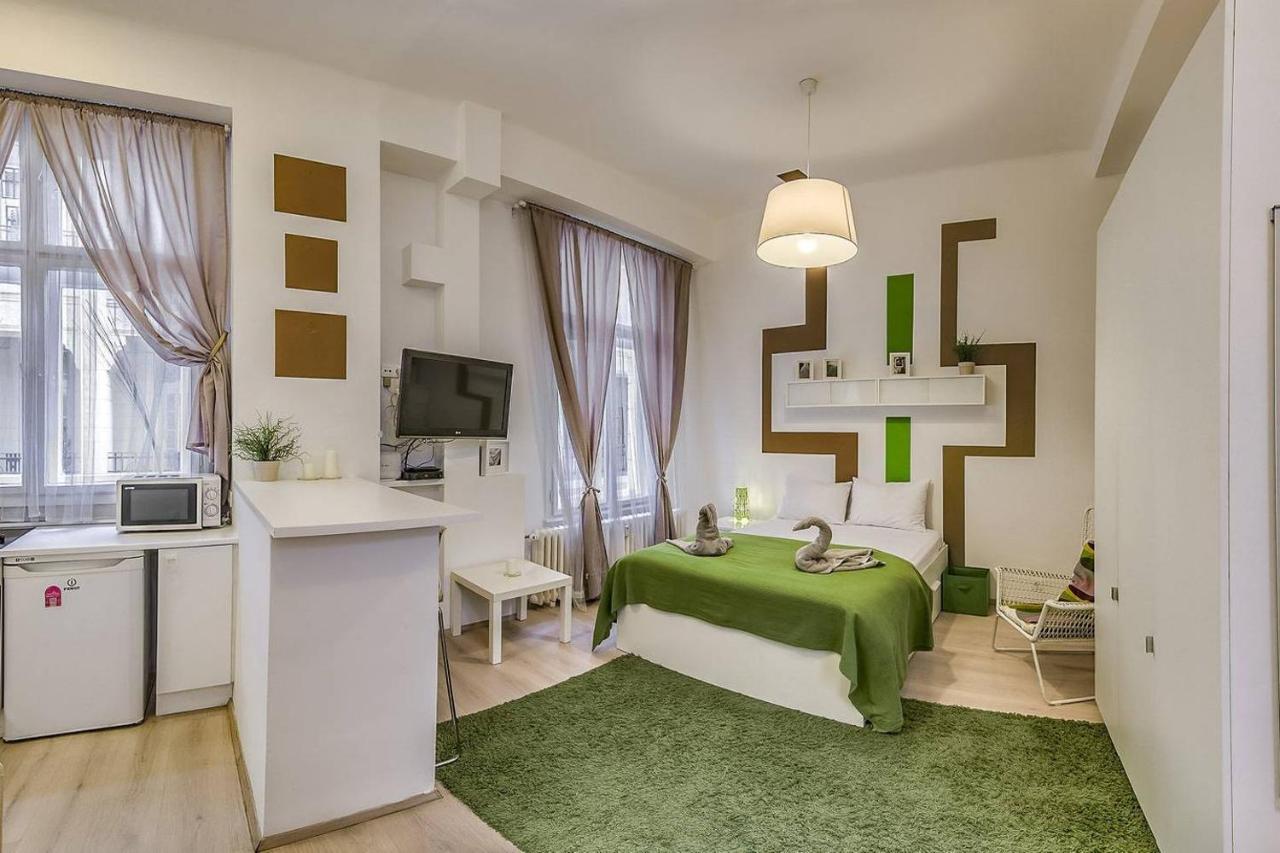 Your Frisky In The Iconic Vaci Street * Budapest