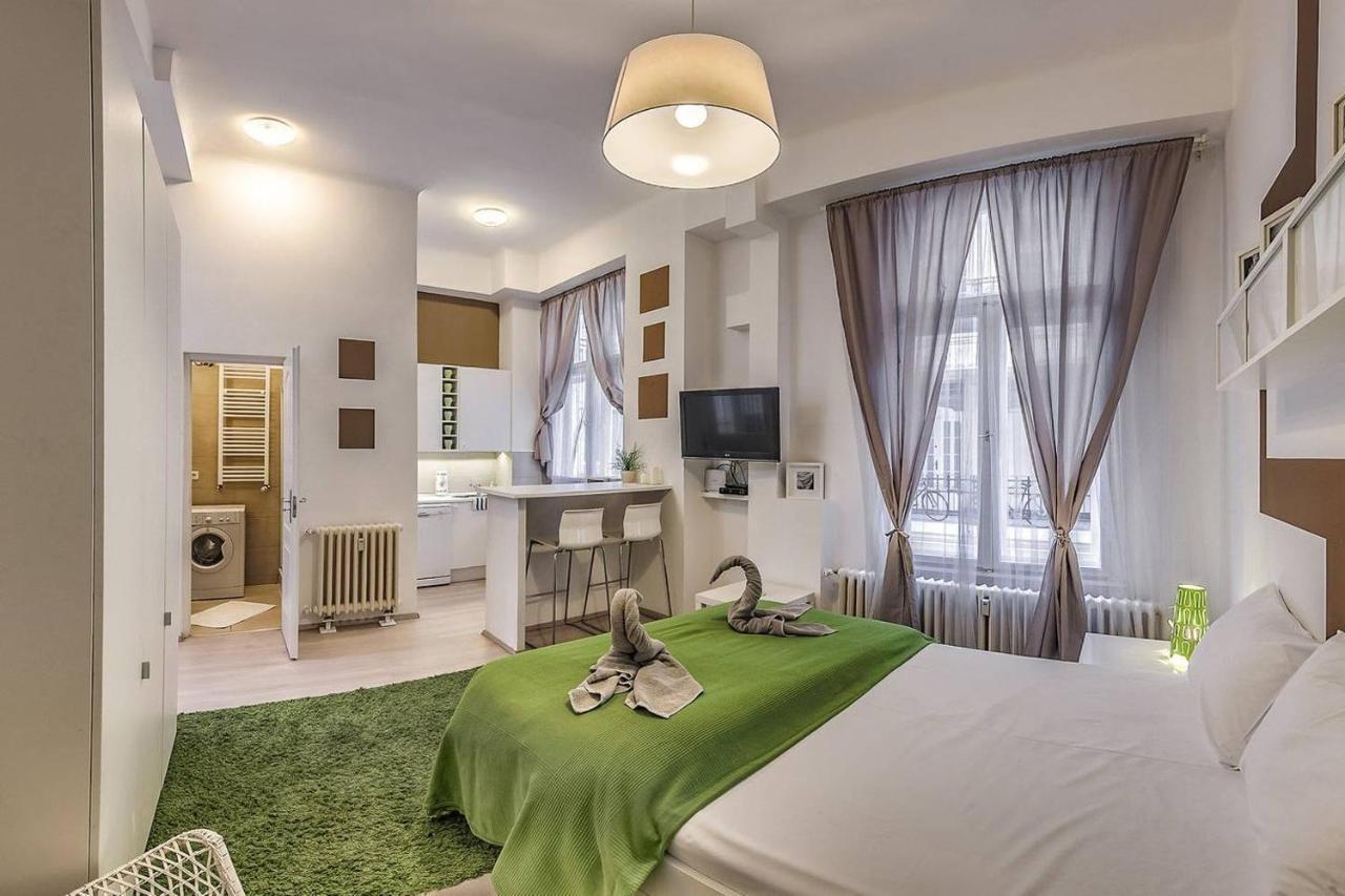 Your Frisky In The Iconic Vaci Street * Budapest