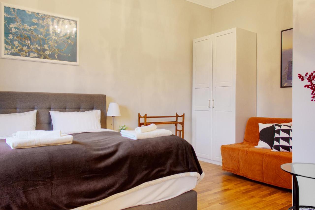 4br , 3bhr With Ac At The Opera *