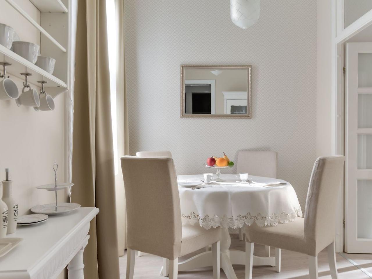 Chestnut & Eliza Apartment
