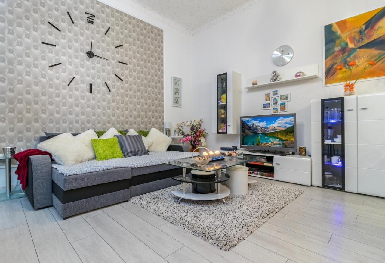 Grey Orchid - Studio * Budapest