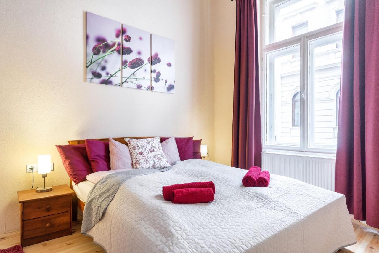 Trendy Grand Boulevard Designer Apartment *