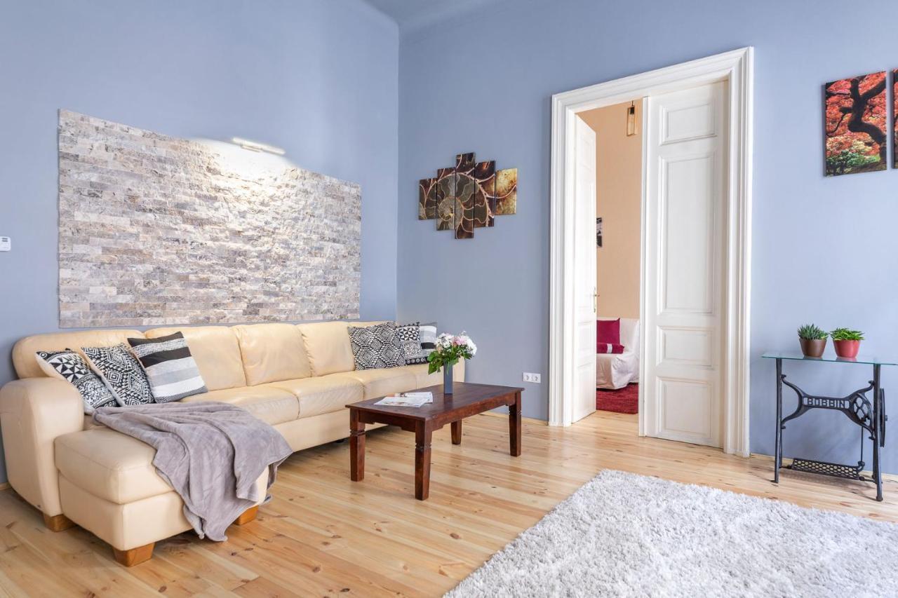 Trendy Grand Boulevard Designer