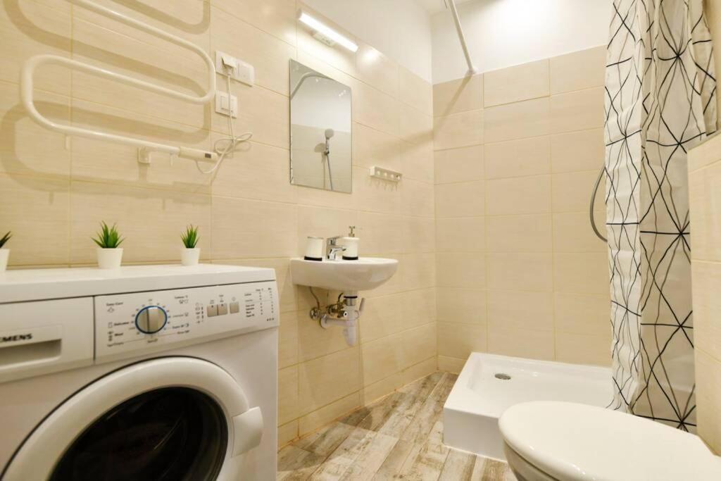 Cosy Two Bedroom Flat In Rottenbiller Str,sky Lägenhet *