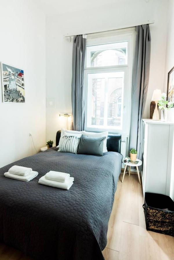Cosy And Central With 4 Bedrooms And A/c Apartment *