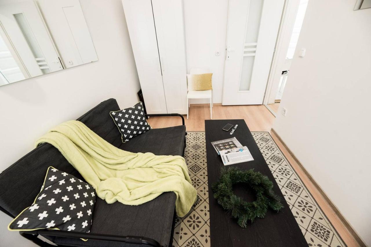 Cosy And Central With 4 Bedrooms And A/c Apartment *