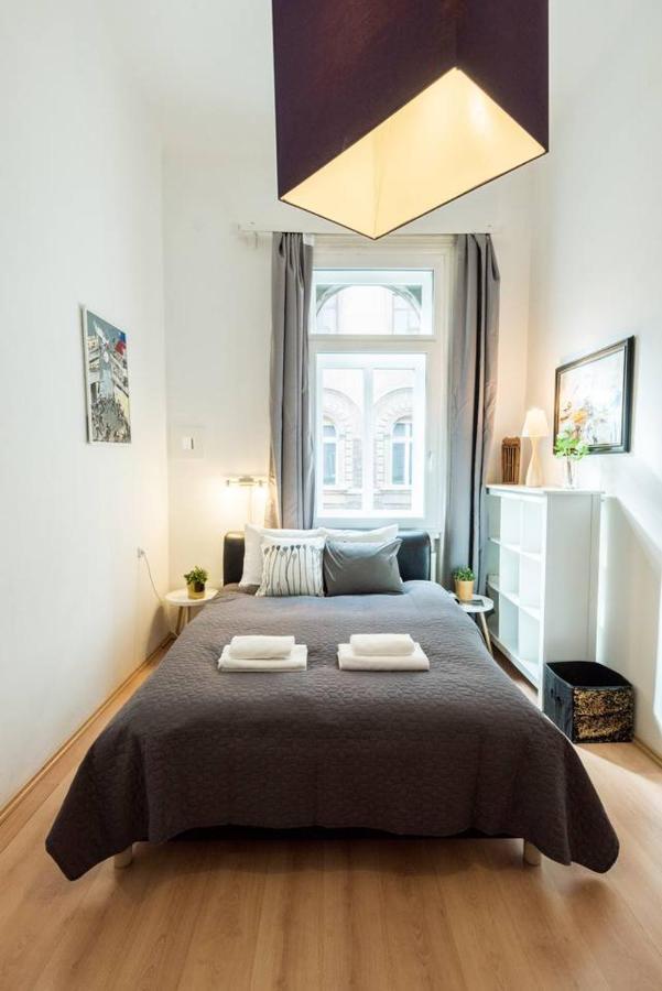 Cosy And Central With 4 Bedrooms And A/c Apartment *