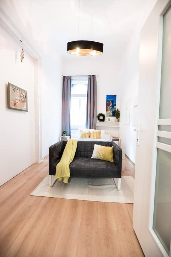 Cosy And Central With 4 Bedrooms And A/c Apartment