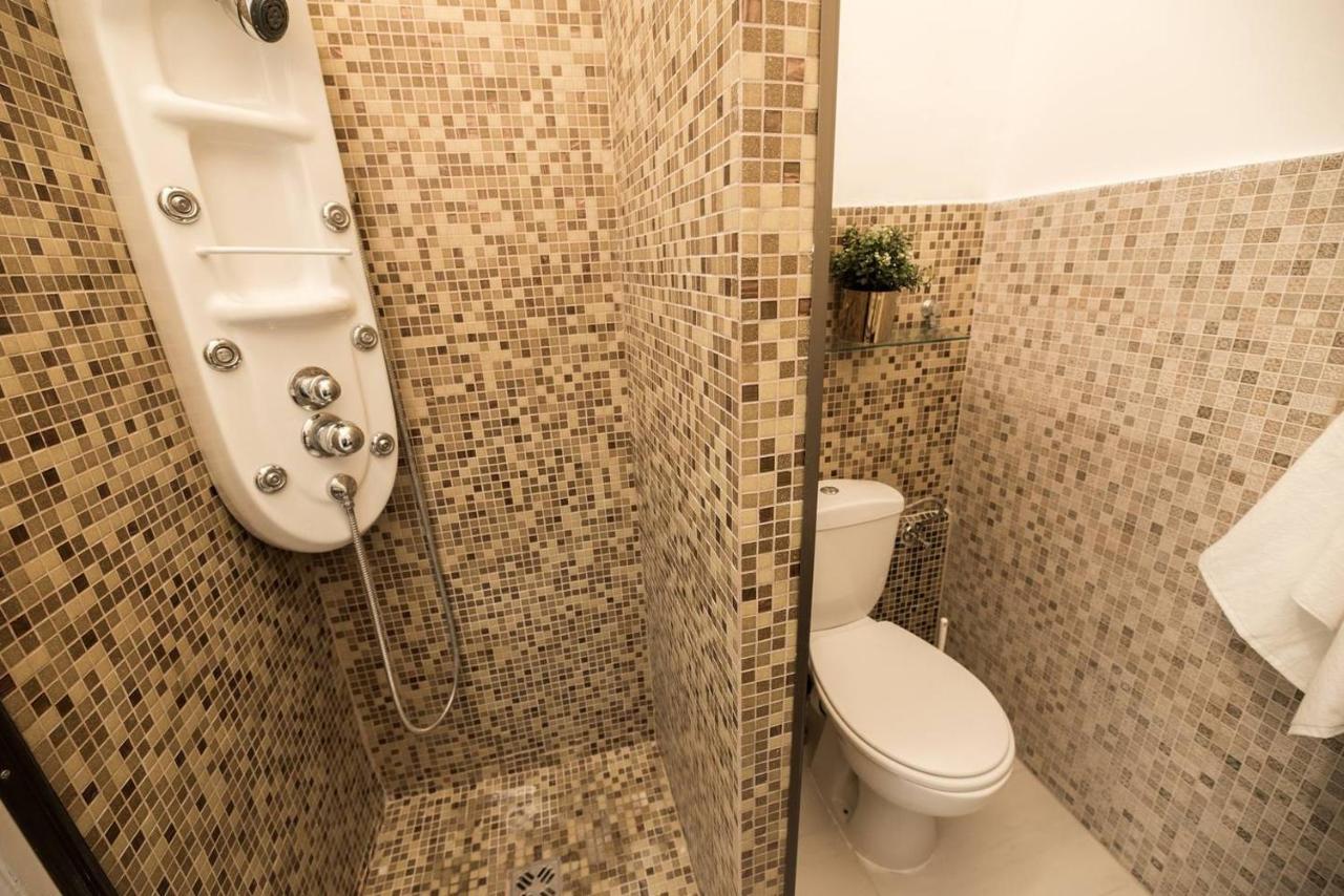 Cosy And Central With 4 Bedrooms And A/c Apartment *