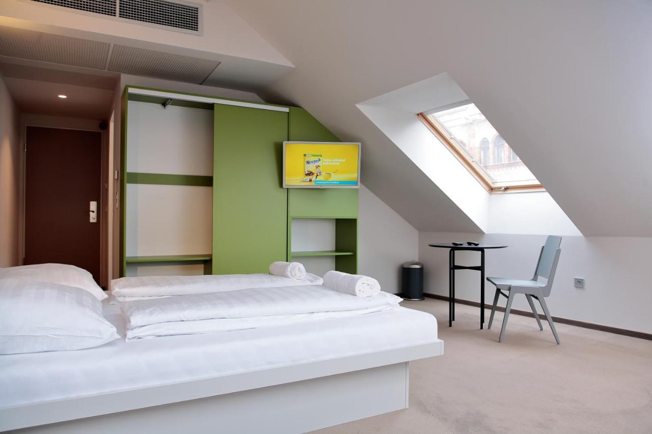 Maverick Market Hostel Budapest