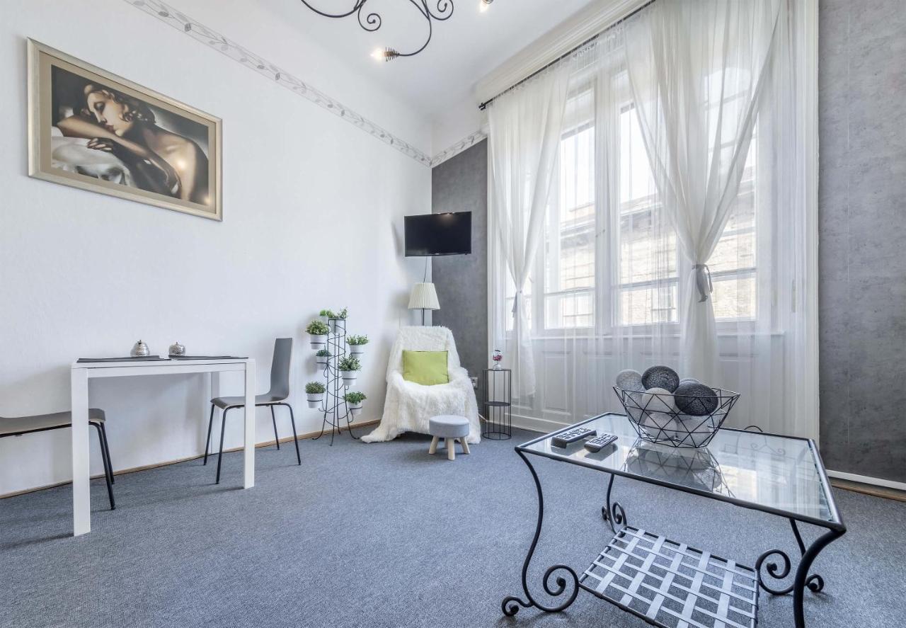 April Studio On The City Center *