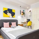 Riverbank Apartment At Parliament