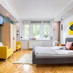 Riverbank Apartment At Parliament