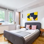 Riverbank Apartment At Parliament