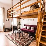 Spacious Lofted Place Next To The Pub District