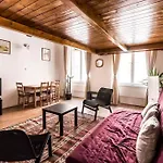 Spacious Lofted Place Next To The Pub District