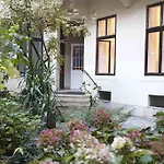 Var-Lak A Budai Varban