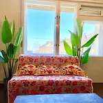 Lovely Cosy Art Flat At City Center