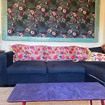 Lovely Cosy Art Flat At City Center